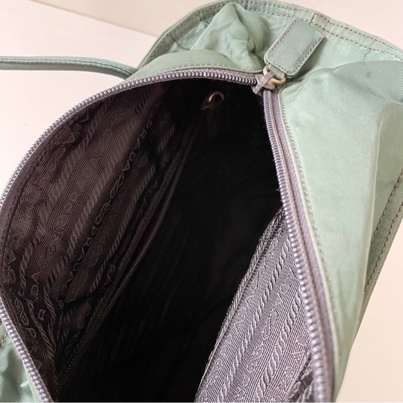 ❤️SOLD❤️Prada green Tessuto city triangle logo nylon zip tote bag vintage - Picture 7 of 12